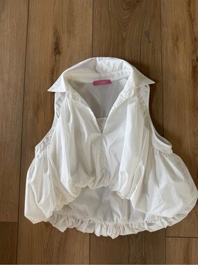 Unlimited white sleeveless bubble hem/ hi-low collared blouse